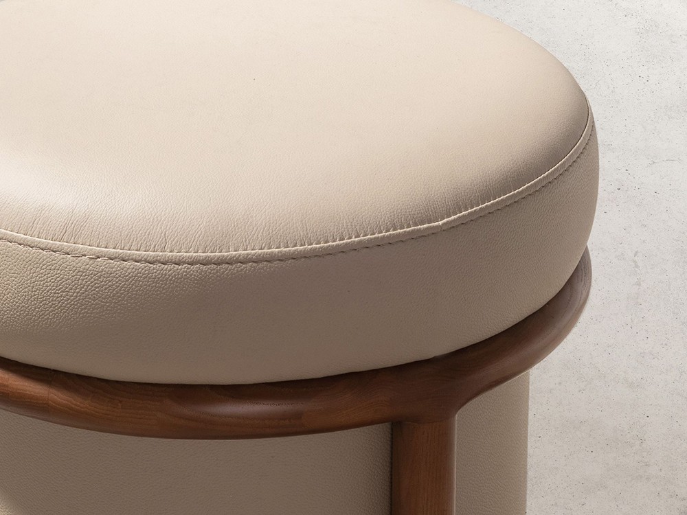 Detalle del tapizado en polipiel color visón del puff 5176 de Ángel Cerdá