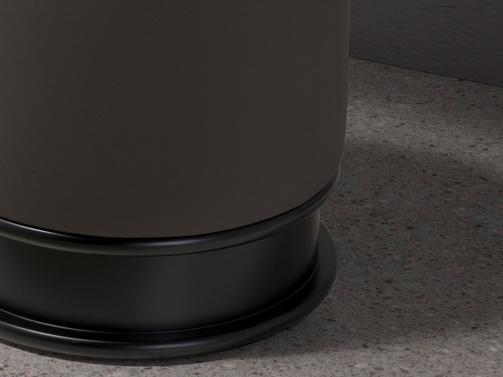 Detalle del tapizado y la base del puf 5135 de ángel cerdá