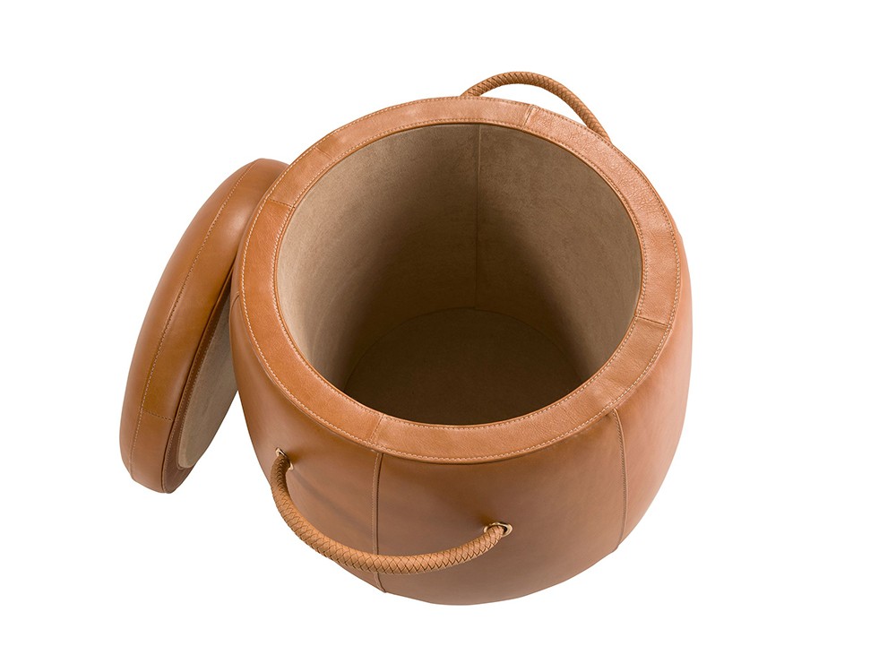 El interior está tapizado en tejido aterciopelada, puf 5172 de Ángel cerdá