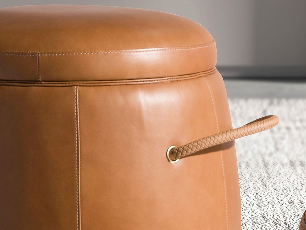Detalle del tapizado en piel natural camel con asas de piel trenzada 5172 de Ángel Cerdá