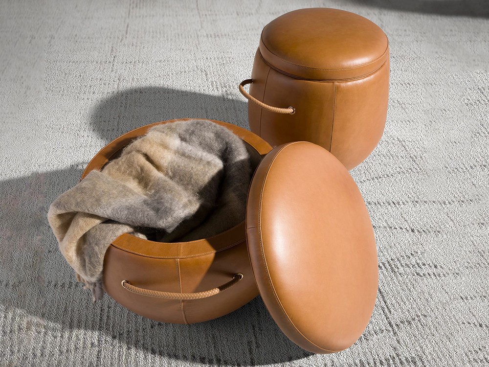 Puf tapizado en piel color camel disponible en dos medidas 5171 y 5172 de Ángel Cerdá