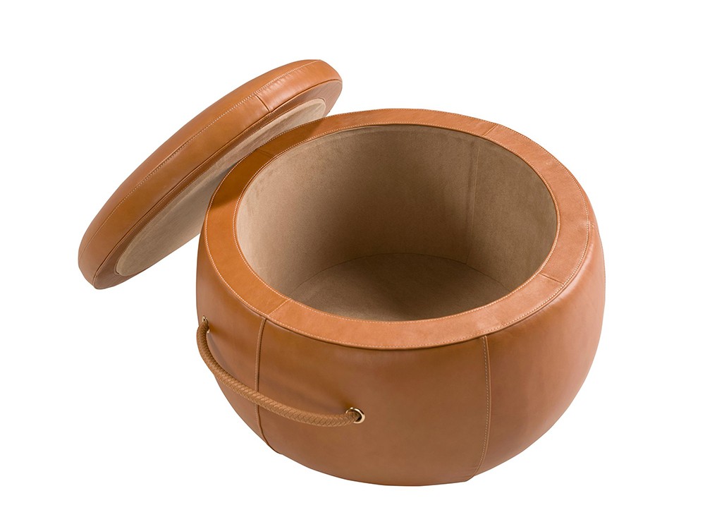 El interior está tapizado en tejido aterciopelada, puf 5171 de Ángel cerdá