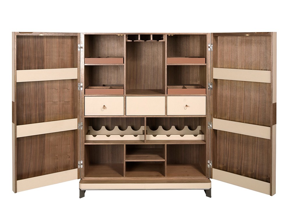 Interior del aparador 3276 en chapa natural de nogal de ángel cerdá