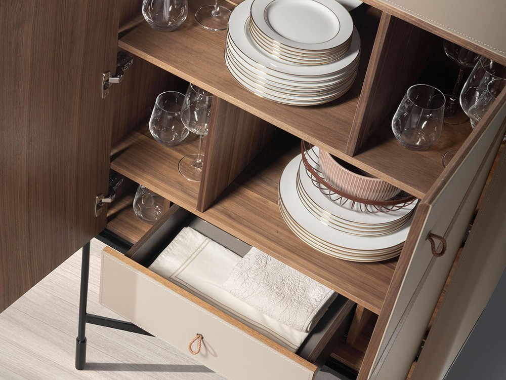 Interior del aparador en chapa natural nogal 3280 de Ángel Cerdá