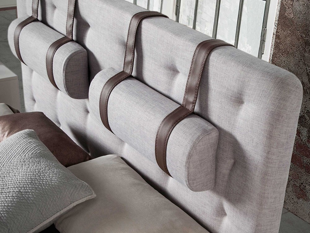 Detalle del cabecero tapizado capitoné con dos cojines reposacabezas 7179 de Ángel cerdá