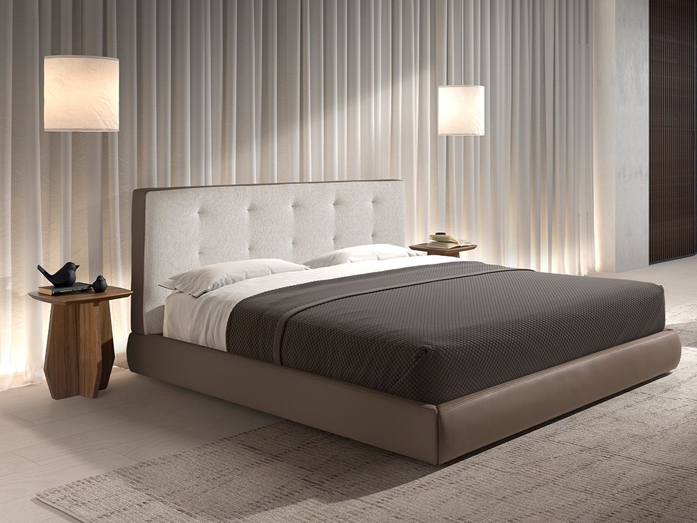 Cama tapizada en tejido blanco roto y polipiel marrón 7174 de Ángel Cerdá