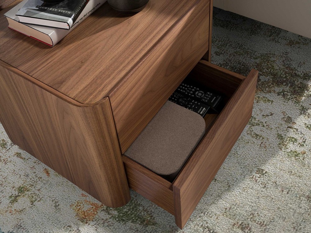 Dos cajones con apertura soft y sistema uñero, mesita 7165 de Ángel Cerdá