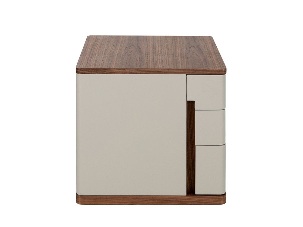 En acabado lacado en gris combinado con chapa natural de nogal, mesita 7166 de Ángel Cerdá