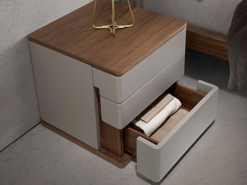 Mesita de noche en chapa natural de nogal y laca 7166 de Ángel Cerdá