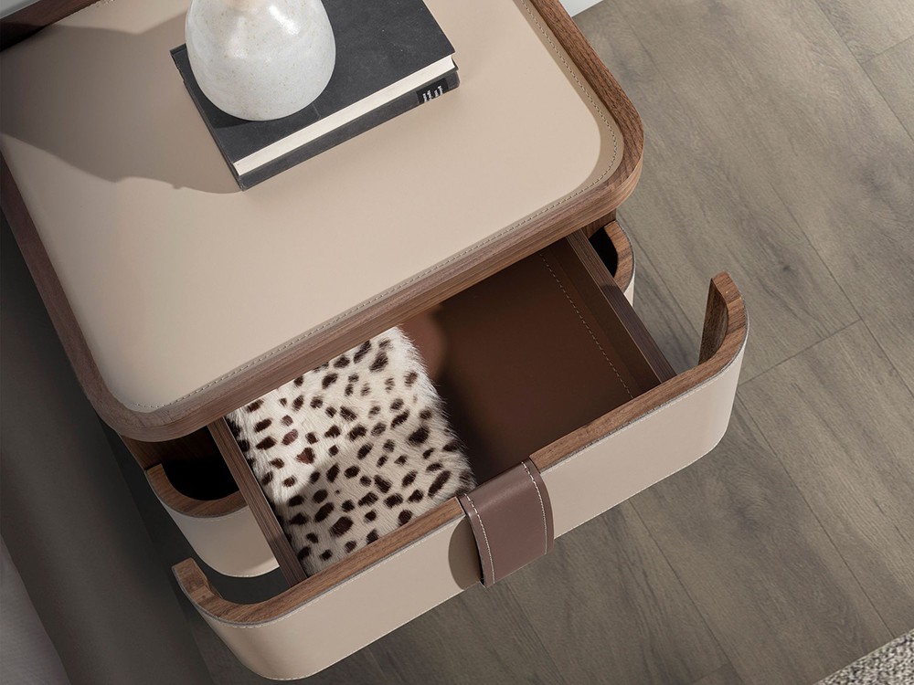 Mesita de noche tapizada en piel con chapa de nogal 7204 de Ángel Cerdá