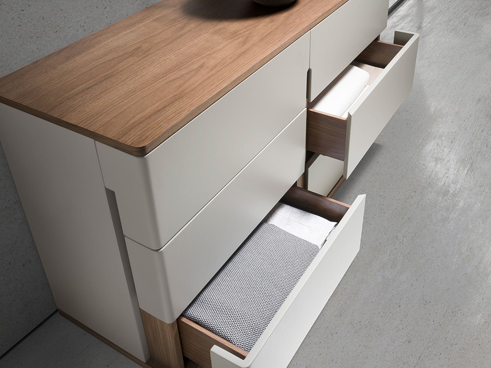 Cómoda en chapa natural de nogal y laca 7168 de Ángel Cerdá