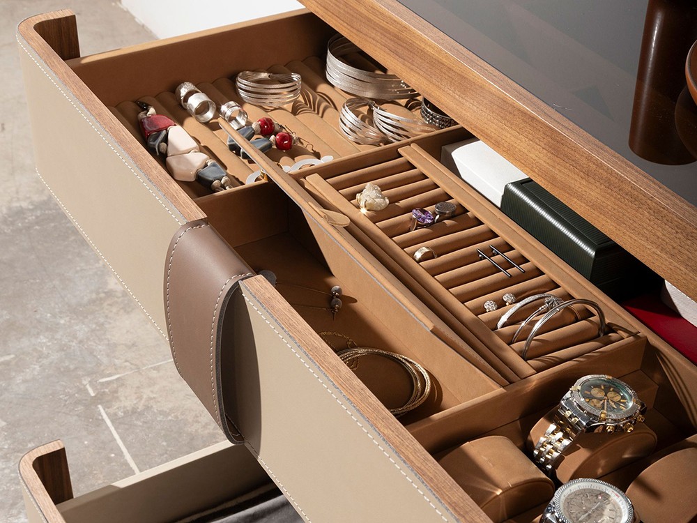 Detalle de los cajones superiores de la cómoda tapizada 7203 de Ángel Cerdá