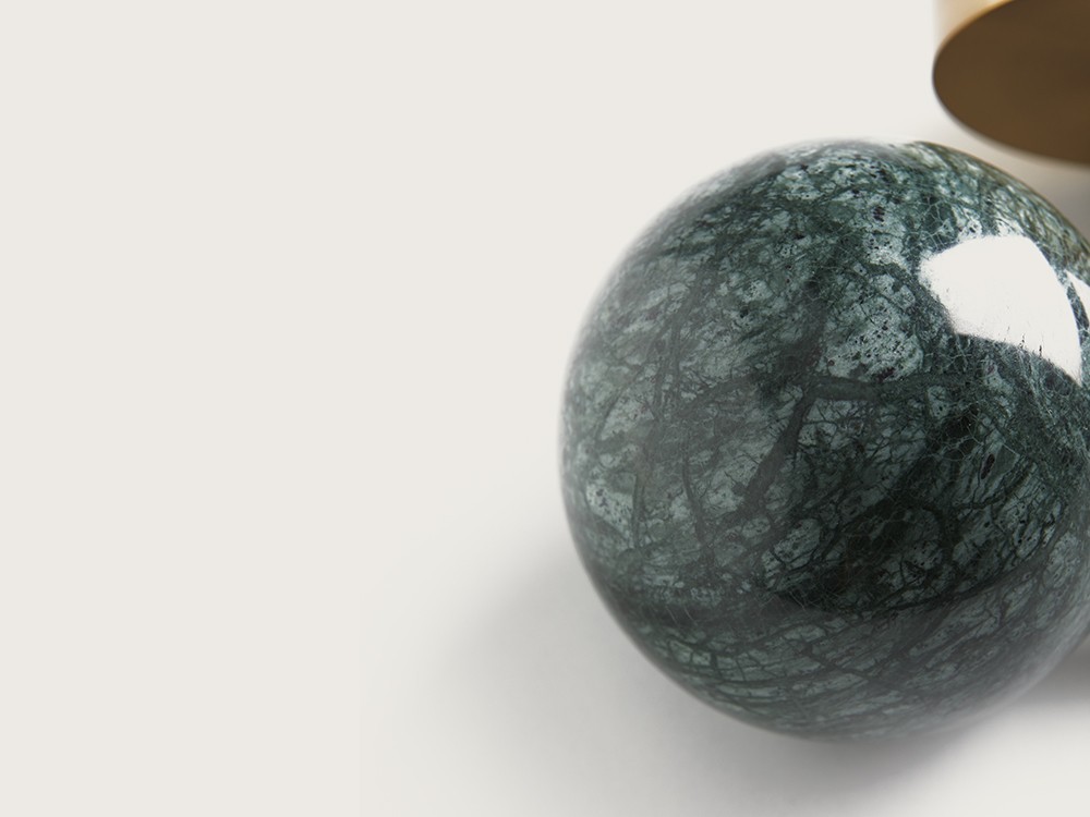 Detalle de la bola de mármol verde de la lámpara Bell Big de Aromas