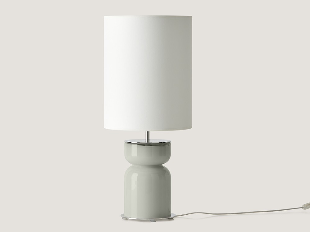 Pie de lámpara Got Up de vidrio pintado a mano en color verde mole de Aromas.