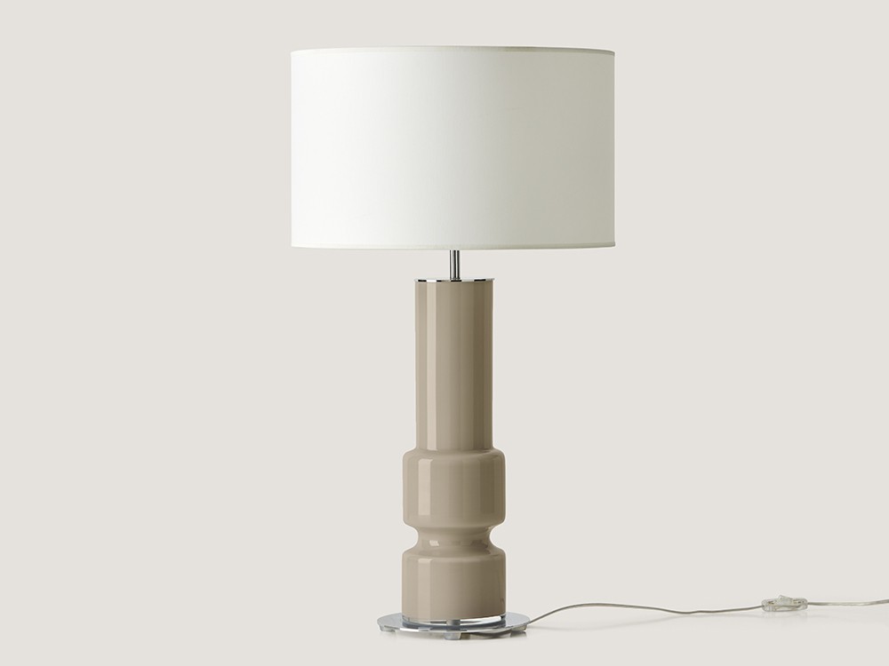 Puedes elegir el acabado de la estructura de metal para la lámpara Lusa de Aromas