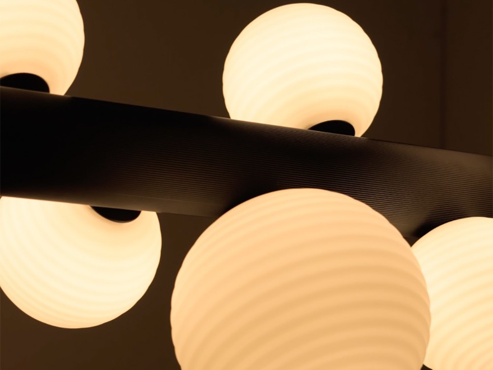 Detalle de la lámpara Lera con tulipas de cristal opal de Aromas