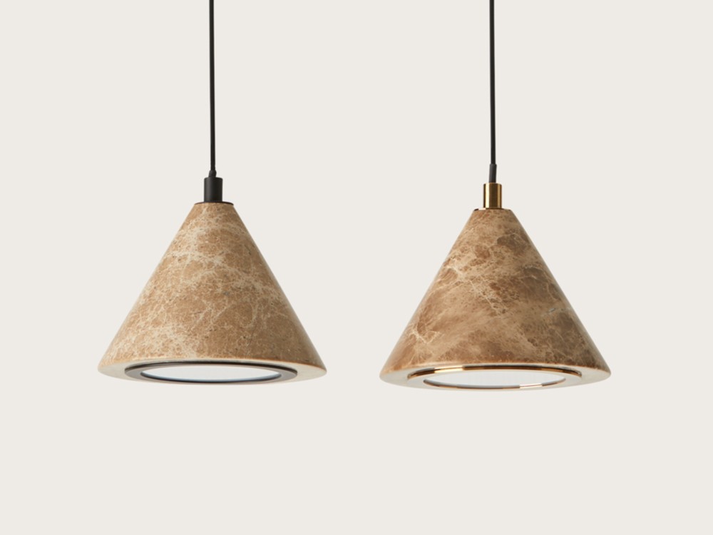 Elige si quieres la estructura en metal oro envejecido o negro de la lámpara de techo Iconic