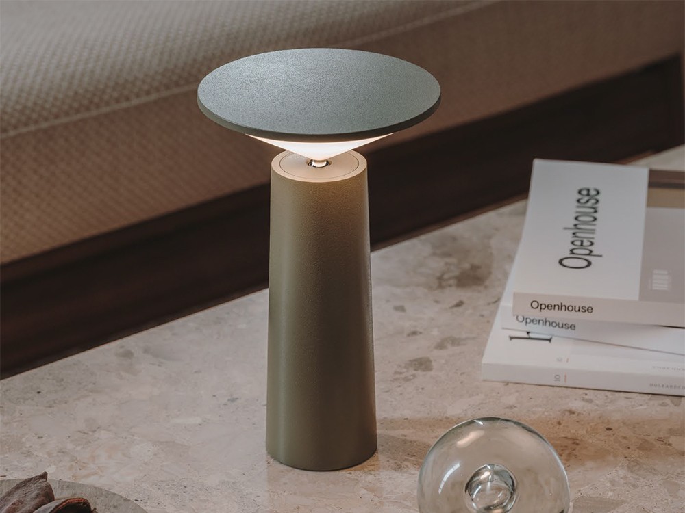 Elige entre los acabados disponibles de la lámpara Cocktail portátil de leds C4