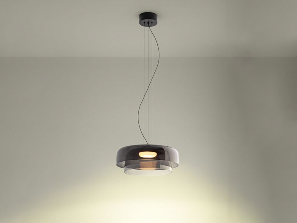 Elige entre los 3 colores disponibles: verde, fumé o ámbar Levels lámpara de Leds C4