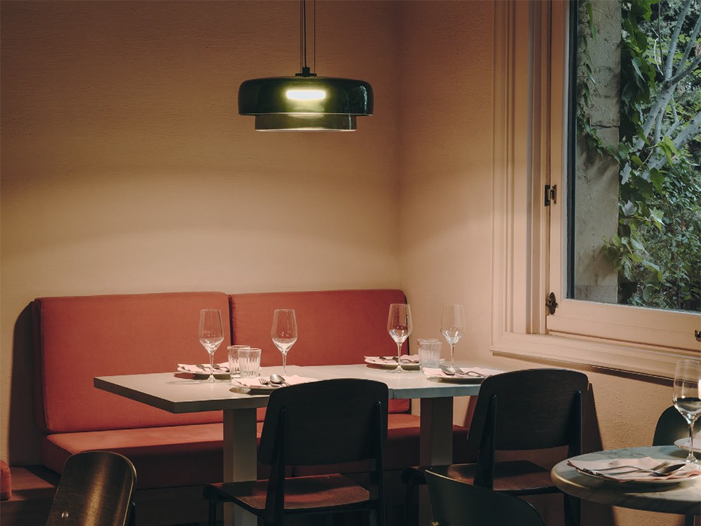 Disponible en varios "niveles", la lámpara levels de techo de Leds C4