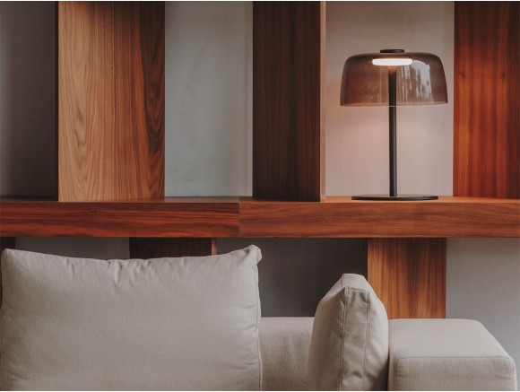 Lámpara de sobremesa de diseño con pantalla de vidrio soplado Levels CCT de Leds C4