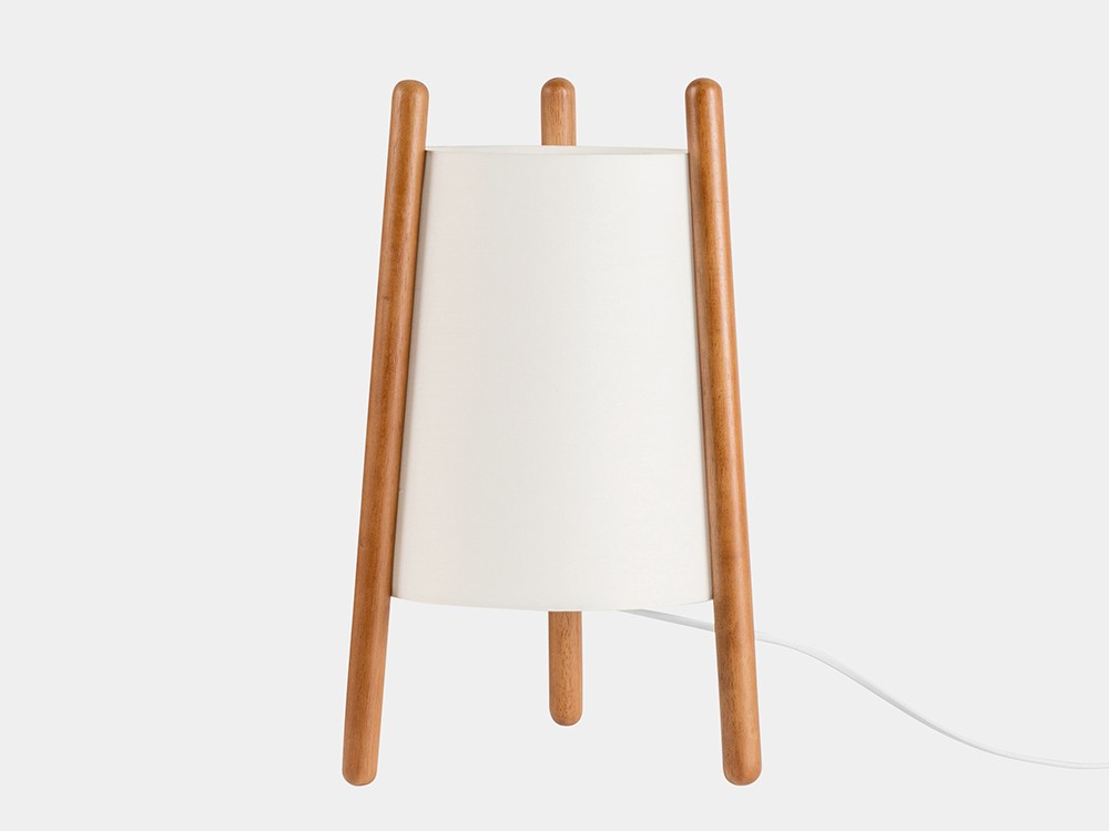 De inspiración nórdica en madera y textil Woody sobremesa de Leds C4