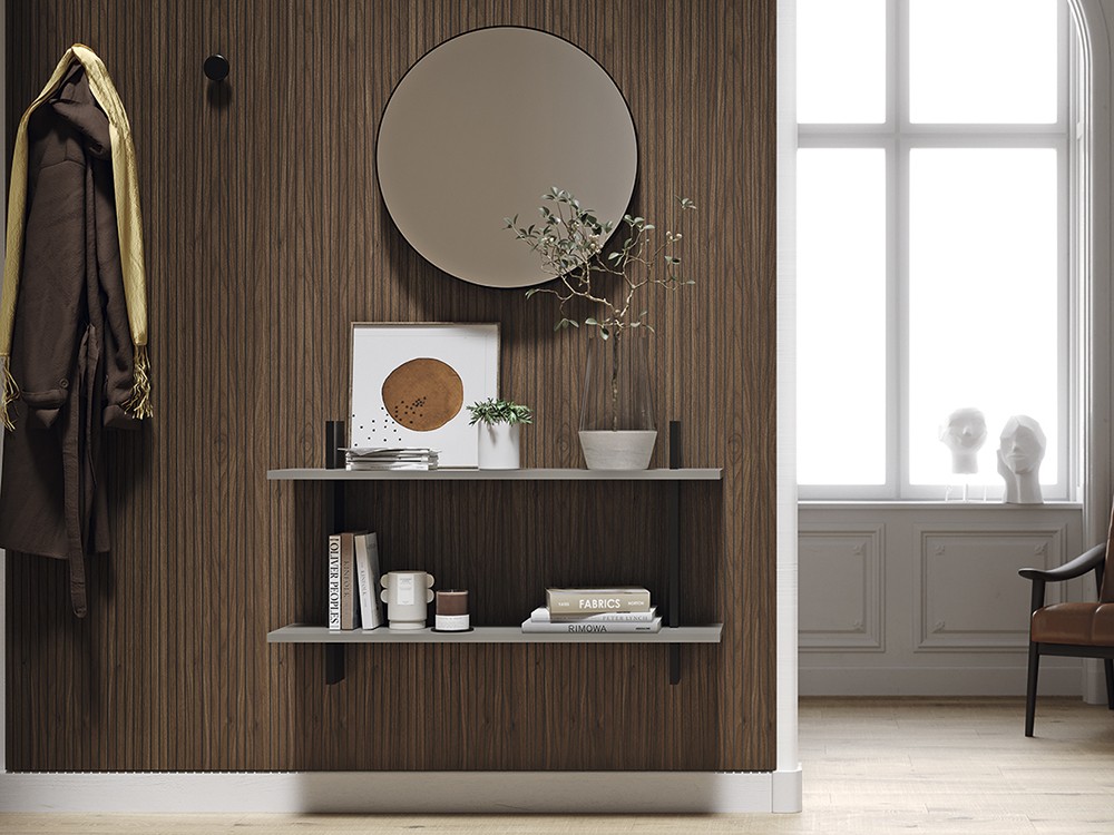 Composición de recibidor con estantes, espejo y paneles alistonados de la colección Replay de García Sabaté