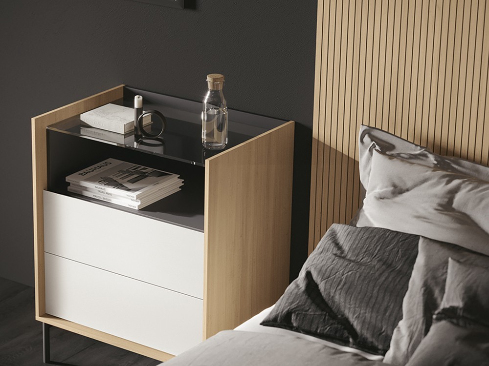 Detalle de la mesita de noche con sobre de cristal templado Replay de la colección Chic de García Sabaté