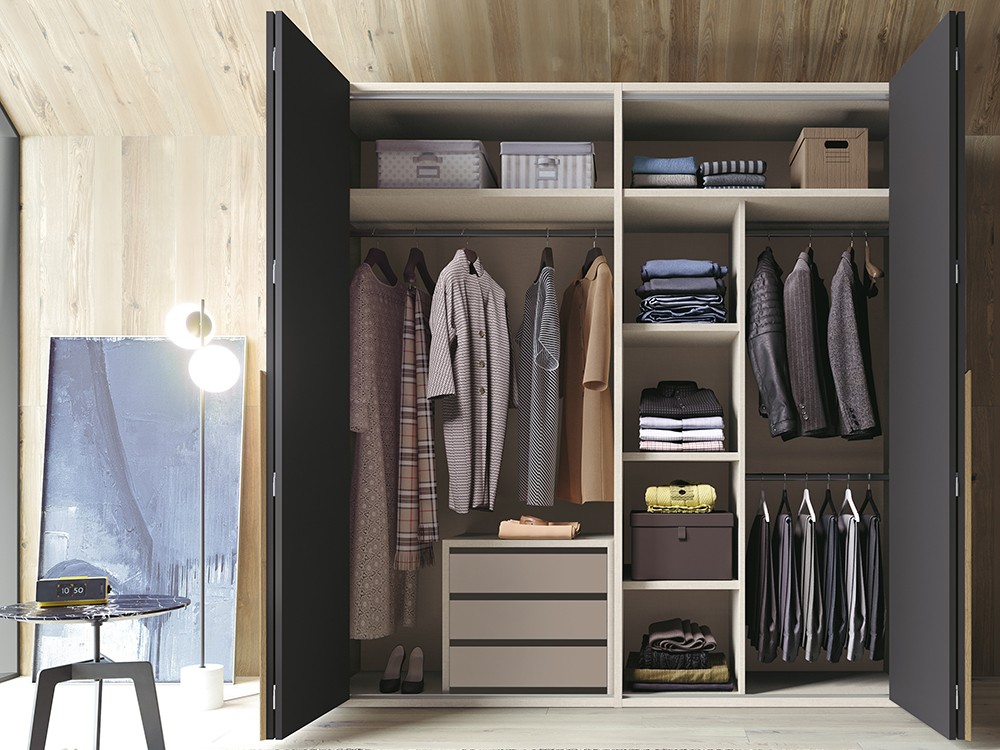 Acabados en lacas, laminados y chapas, tu eliges tu armario de puertas plegables Mistura 16 de García Sabaté