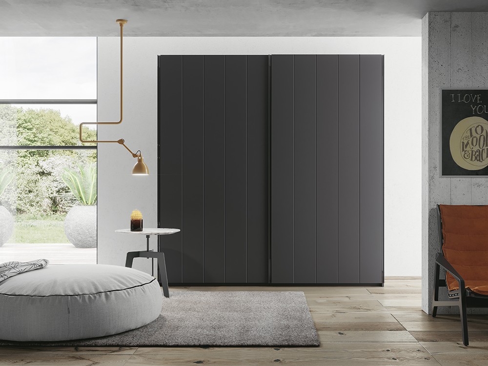 Armario a medida con puertas correderas exterior Stripe de la colección Misura de García Sabaté