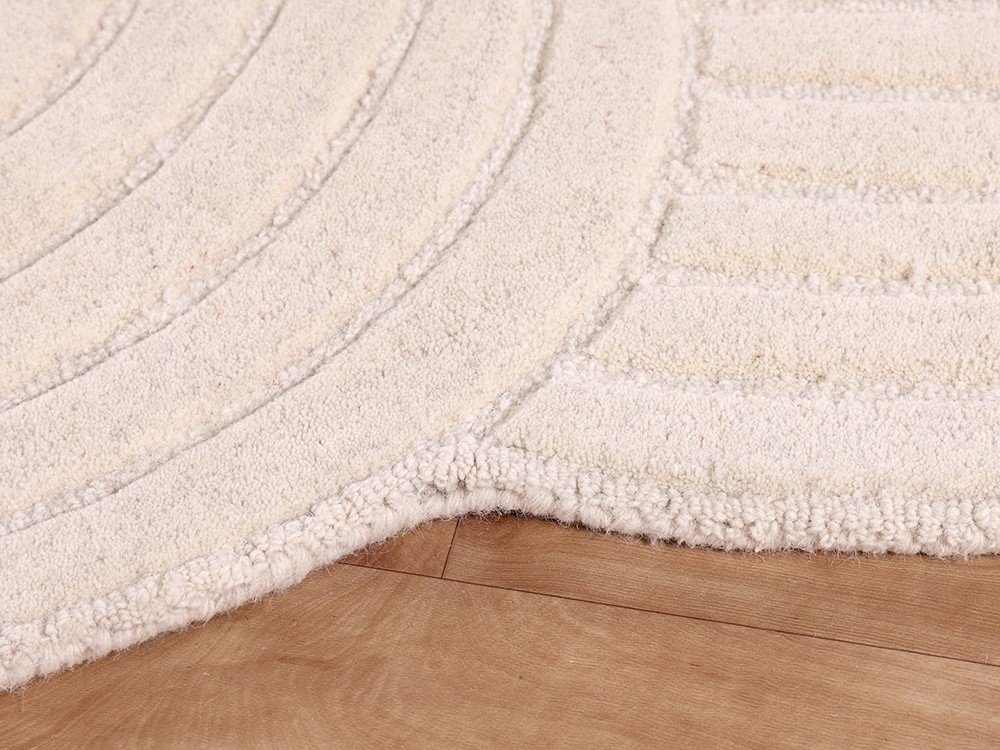 Con diseño ondulante fabricada en lana tejida a mano color marfil Sansui de Unika