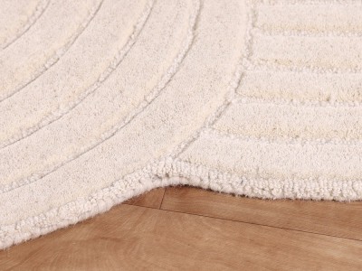 Con diseño ondulante fabricada en lana tejida a mano color marfil Sansui de Unika