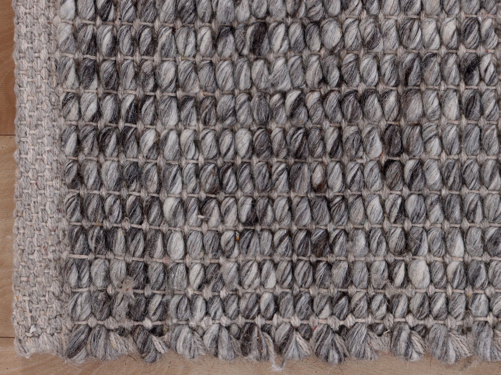 Fabricada en lana y PET disponible en dos acabados, alfombra Birma de Unika