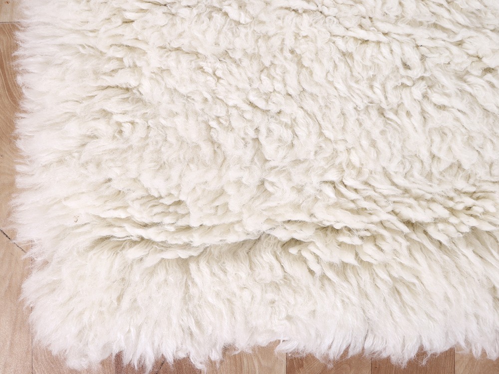 Fabricada en lana de Nueva Zelanda color marfil Bay de Unika