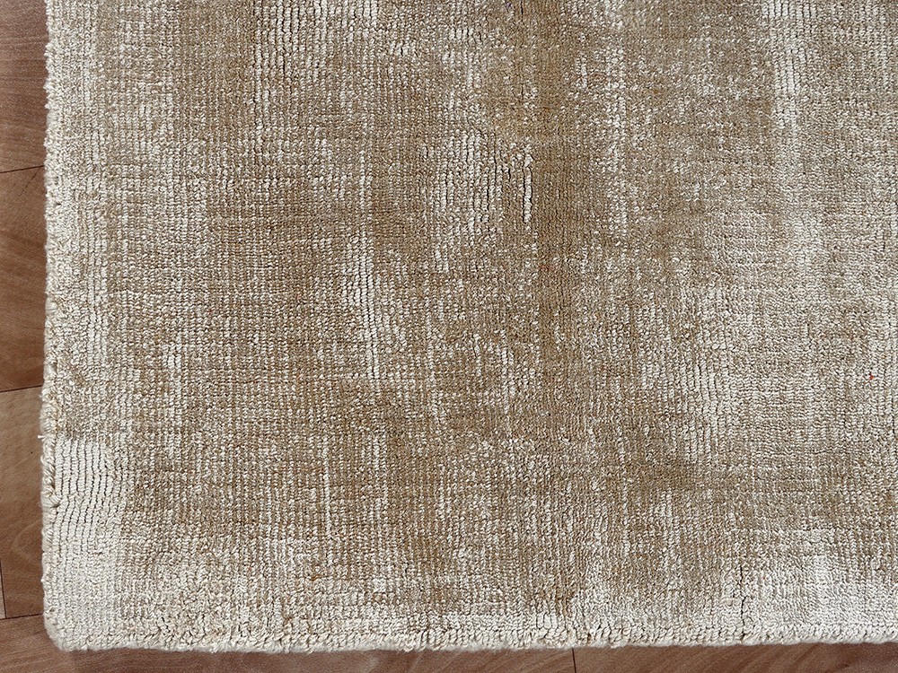 Alfombra de viscosa tejido a mano en color taupe.