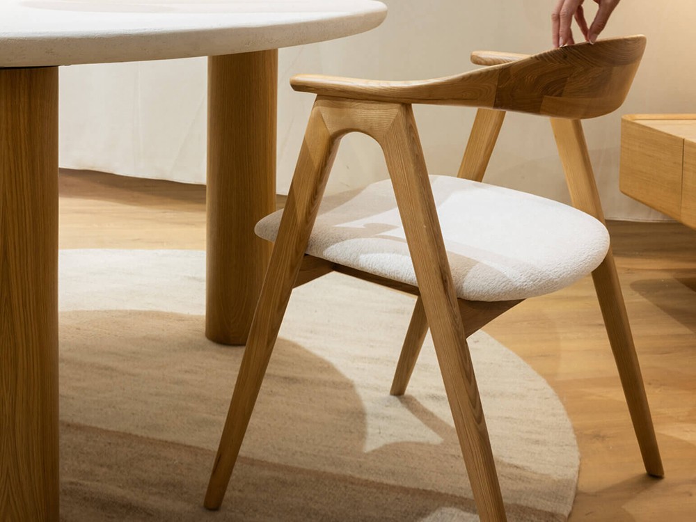 combina la silla de comedor Lyra con otros muebles de la colección Everyday Mediterranean de Unika