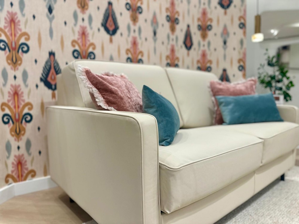 Sofá cama outlet proveniente de liquidación de exposición.