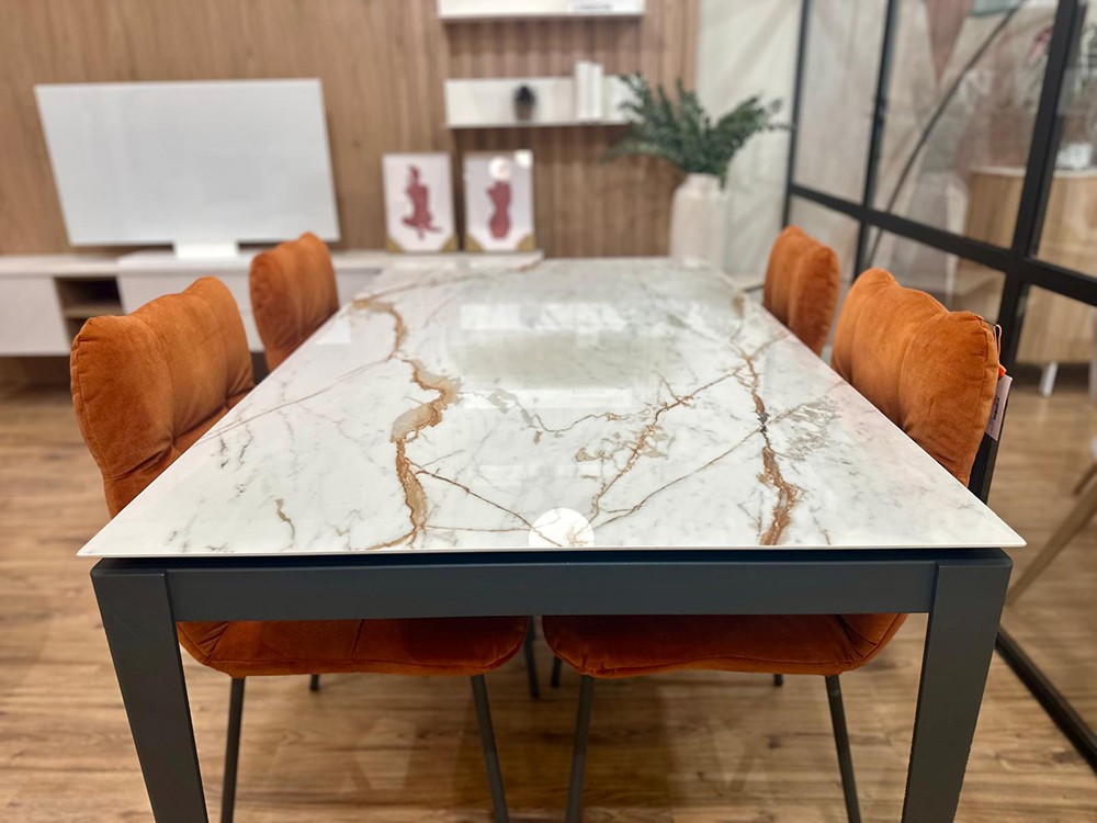 Cuatro sillas tapizadas en tejido Elastron Macau de Pure Design