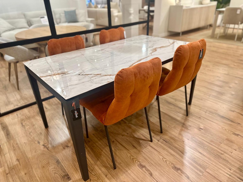 Set de comedor formado por una mesa extensible Dylan y cuatro sillas Forest de pure design