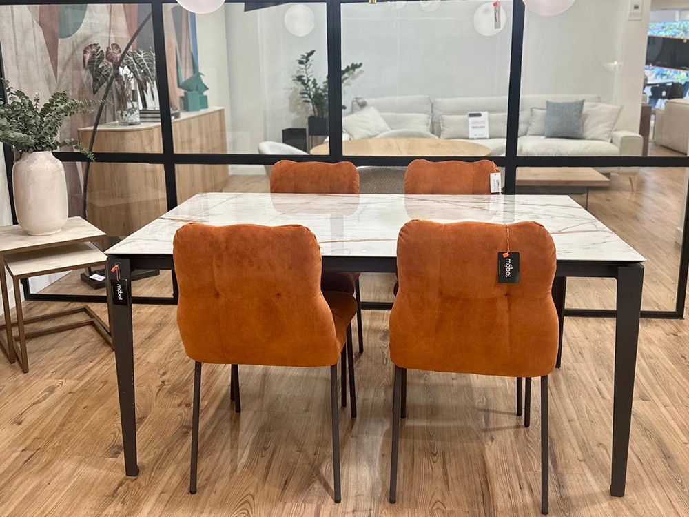 Conjunto de comedor de Pure Design formado por la mesa extensible Dylan y las sillas tapizadas Forest