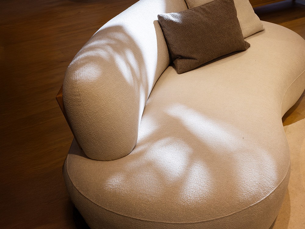 Sofá tapizado en tejido Duna Bone de Unika Onda