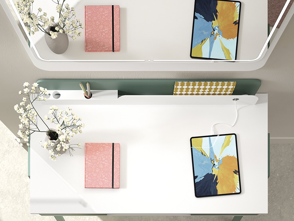 Detalle del espejo con luz led y la mesa de estudio AD050 de Glicerio Chaves.