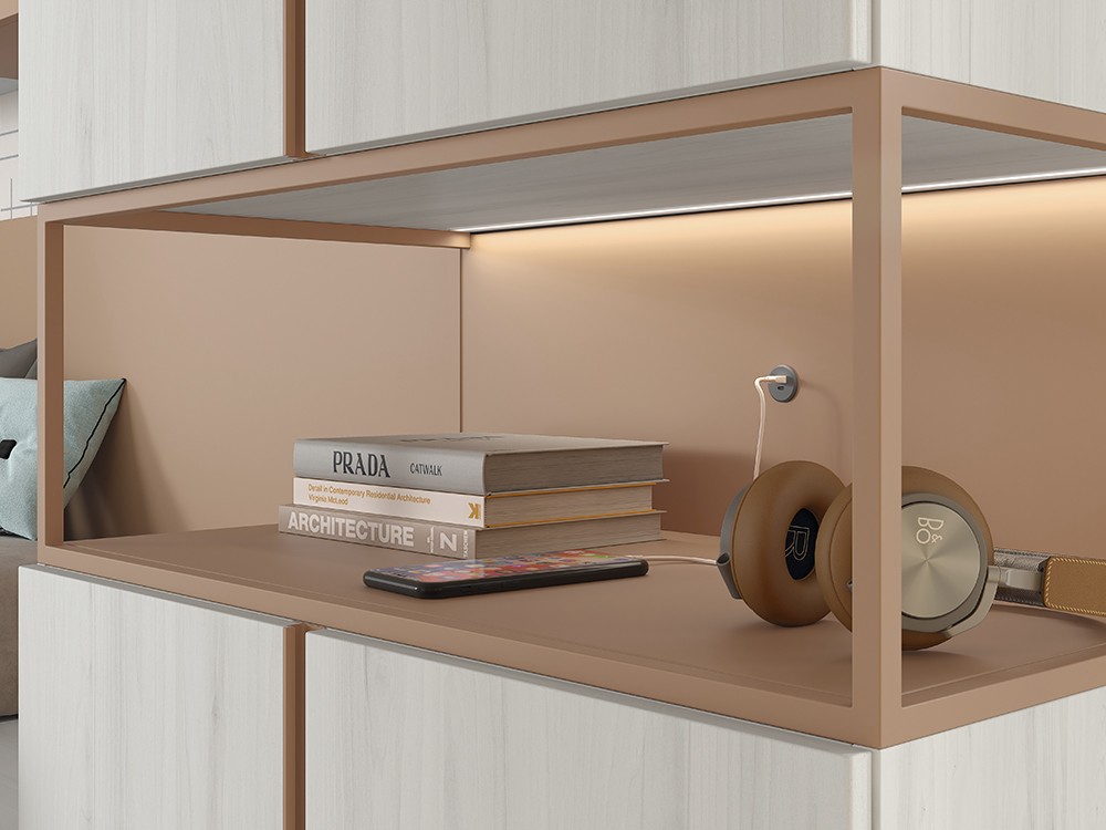 Detalle del hueco estante metálico con luz led y USB Glicerio Chaves AD052