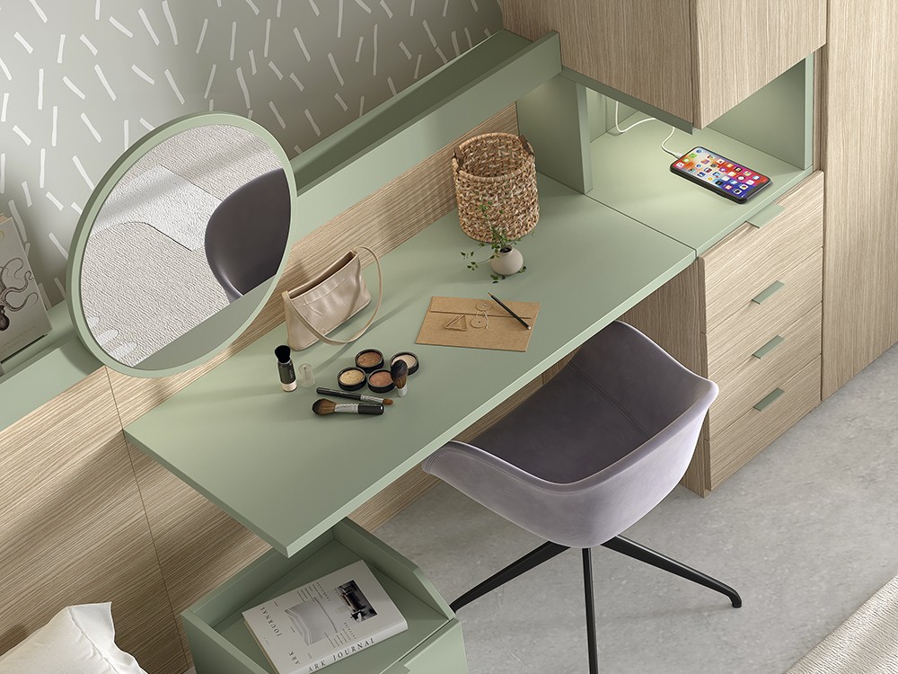 Detalle de la mesa de estudio con trasera con estante con luz led y espejo AD055 de Glicerio Chaves