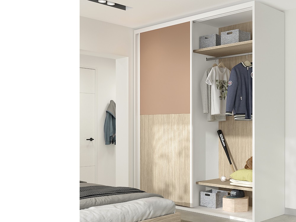 Detalle del interior del armario de puertas correderas AD060 de Glicerio Chaves
