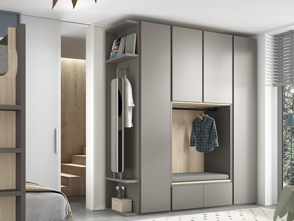 Armario con cuatro puertas batientes y terminal con espejo AD065 de Glicerio Chaves