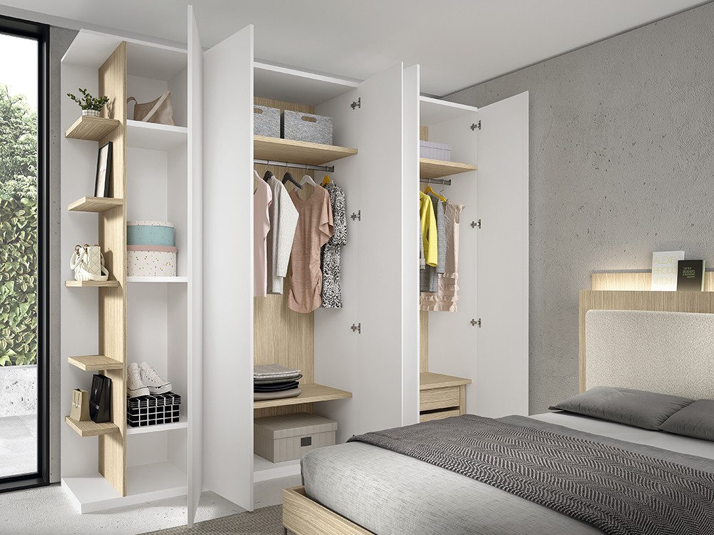 Interior del armario de puertas batientes con terminal estantes AD069 de Glicerio Chaves