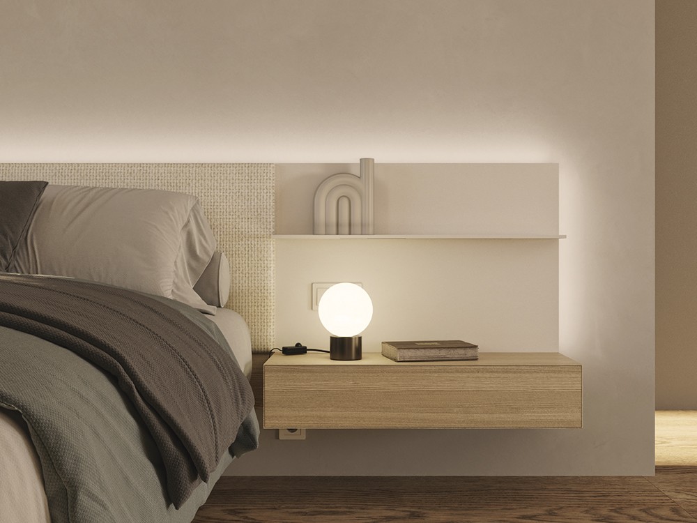 Detalle del cabecero Art y la mesita de noche Night Collection de Besform