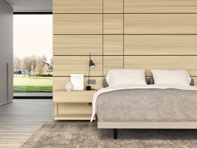 Detalle del cabecero Panelado Wall y la mesita de noche Night Collection de Besform