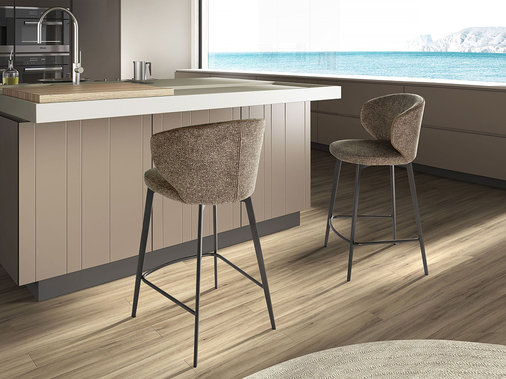 Tapizado en tejido jaspeado marrón con vivo en contraste, taburete 4241 de Ángel Cerdá